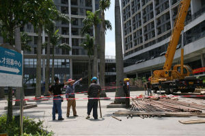 2010年5月26日，幾名施工人員在防護網施工工地上。