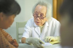 詢問病人病情，老人從來不厭其煩