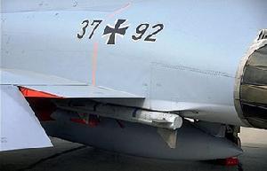 JG74 的 3792 號 F-4F ICE，注意半埋式掛架攜帶著 AIM-120 飛彈