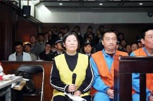 李啟紅在法庭上受審