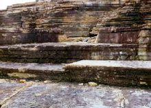 國島上一處自然形成岩石結構與水下石頭遺址