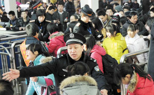 鐵警在忙碌的春運現場維持秩序