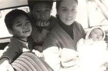 前妻許玉與孩子們（左一為王傑）