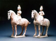 彩繪陶女騎馬俑一對