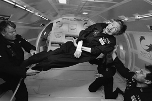 （圖）　2007年4月26日，英國科學家霍金在大西洋上空的一架飛機中體驗失重。事後他表示這感覺很令人驚奇。