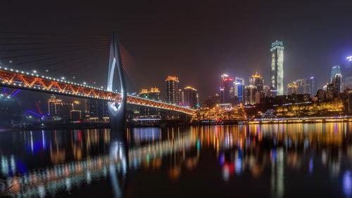 千廝門嘉陵江大橋像一顆水滴懸浮在江面上&copy;黑噠噠