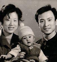 張蕾兒時和父母照片