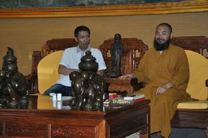 陳佩文和東華寺主持釋萬行