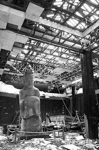 震後的二王廟裡，李冰父子的塑像屹立未倒　