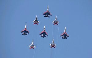 俄勇士與雨燕特技飛行表演隊