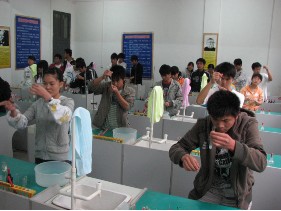 認真做化學實驗的同學們