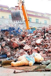 拆除現場還留有學生的玩具