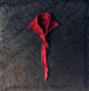 Red scarf/紅領巾 瓷 、鋼板, 70x70cm