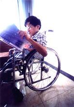 駱潤法在檢查自己編的教材