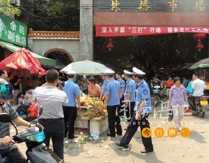 湛江市城執法人員勸導違章經營者遵章守法