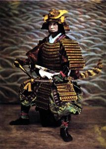 19世紀70年代，一名全副披掛的日本武士在明治政府建立初期的照片。