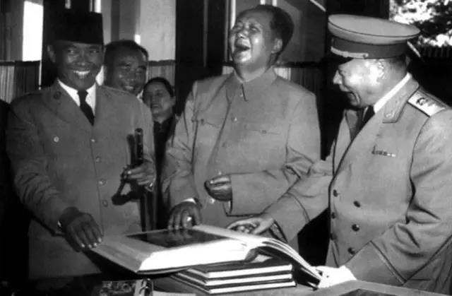 毛主席笑得最燦爛的一張圖:他看到了什麼,笑得如此開心?