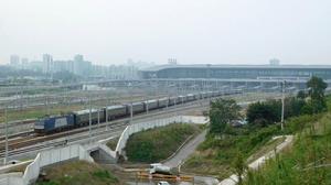 K335駛出重慶西站，貴陽方向。此時列車已更換DC600V車底