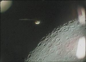 （圖）從阿波羅16號傳回影像資料的高清晰數字掃描顯示的不明物體（圖中）以及它相對月球的位置。窗戶的反光非常明顯（圖左上及右邊）。