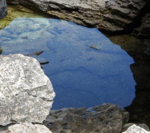 尼亞加拉斷層，在湖岸形成了大大小小的岩洞。有的很小。