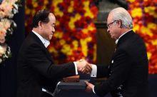 瑞典國王為中國作家莫言頒發諾貝爾文學獎