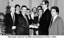 1984年2月1日斯特恩（左三）任NBA聯盟總裁