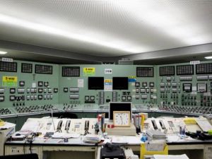 這是福島第一核電站3號機組中央控制室的照片，拍攝於周二電力恢復之後的一瞬間。