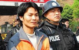 犯罪嫌疑人伍勇在指認現場時露出笑容很詭異