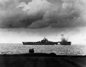 1944年6月19日，菲律賓海海戰期間，邦克山號被日軍轟炸機攻擊，炸彈僅僅在艦側爆炸。