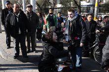 外國小伙扶人被訛圖片