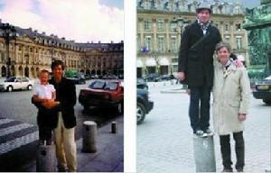 父與子（圖1）：長大成人的兒子還像小時候一樣站在圓柱石台上，看上去有些滑稽，父親的頭髮也從當年的褐色變得花白，但父愛的溫馨始終沒有改變。