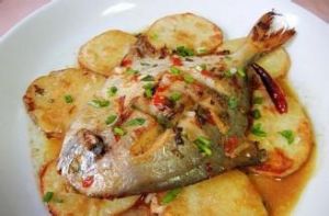 土豆烤鯧魚 土豆烤鯧魚