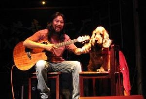 川子與狗的表演