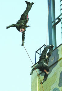 韓國特種部隊在進行高樓訓練。