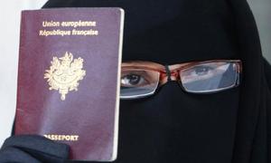 穆斯林女子納賈特阿勒向記者展示她的法國護照，她表示如果這項草案獲得通過，她的生活方式將受到法律規定而被迫改變，她將不能夠自由地生活了。