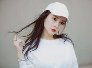 李小璐賈乃亮出席活動捐款60萬 會上裝不認識私下秀親密 