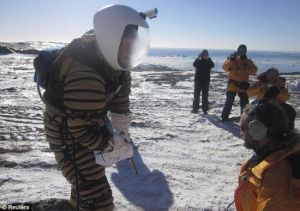 這款航天服造價10萬美元，採用350多種材料，其中包括堅固的凱夫拉爾纖維和碳纖維，以在不損失抗耐性前提下減輕航天服重量。