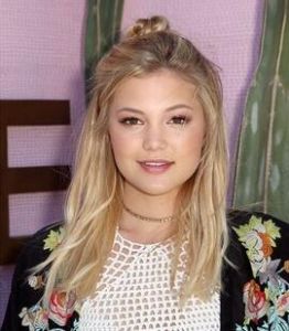 主演-奧利維亞·霍爾特