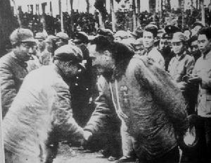 陳賡將軍(左)與盧漢(右)握手