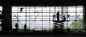 工人在為“寶鋼大舞台”演出舞台裝飾施工