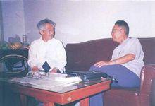 1990年9月，李荊璞與於林親切交談