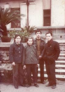 劉麗華與子女侄孫合影（攝於1985年12月8日廣西師大正門前，從左至右：四女黃文魁、劉麗華、六子甘文杰、侄孫劉永祥）