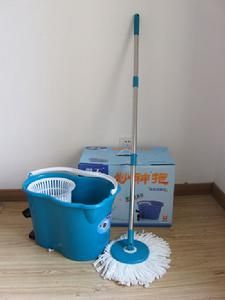 拖把知識編輯拖把是污垢駐留最多的用具之一，如果不注意清潔，就會成為一些微生物和致病細菌滋生的溫床。拖把在使用中，最容易接觸到地面的有機成分，這些成分會被真菌和細菌利用，當它們長期處於潮濕環境下，黴菌、真菌、念珠菌和塵蟎等微生物及細菌就會迅速生長。之後再使用它時，不但不能清潔地面，更易造成細菌擴散，並引起呼吸道、腸道和過敏性皮炎等疾病。無論拖把頭的質地是棉布、棉線，還是膠棉、超細纖維等，只要不進行徹底的清潔晾曬，都容易滋生有害物質。所以，選擇拖把的第一原則是，易清洗晾乾。家庭中日常使用的拖把，並不提倡經常消毒。使用消毒液進行消毒，容易引起不必要的環境污染。而且類似高錳酸鉀溶液的消毒劑，本身就有顏色，浸泡後清潔起來很費水。建議每次用完拖把後，用清水仔細洗淨，戴上手套，將拖把擰乾，然後鋪開頭部，進行晾曬。如果家中有條件，最好將其放到通風且光照充足的地方，充分利用太陽光的紫外線進行物理殺菌;如果沒有陽台，或不方便晾曬，在其未乾時，也最好先移到乾燥通風的屋子，等晾乾後再放回衛生間。甩乾拖把