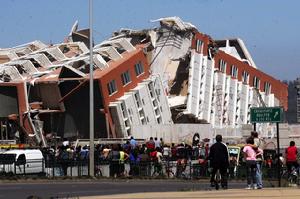 2月27日，智利城市康賽普西翁(Concepcion)，一座建築物在地震中完全倒塌