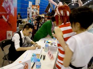 漫畫家白松在簽售《my name is兔公爵》