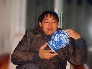 范同利在鑑賞康熙翠毛藍將軍罐