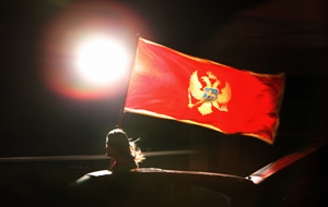 黑山獨立的支持者在波德戈里察的街頭揮舞黑山旗幟，