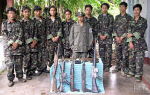 2006年7月19日，約翰尼·托(中)帶領9名“上帝軍”追隨者向緬甸政府繳械投降。同時，他承認他們兩兄弟並沒有傳說中的“神力”。