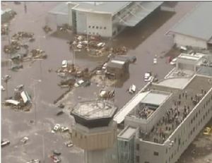 2011年3月11日NHK電視台電視節目截圖顯示的是日本仙台機場遭到地震引發的海嘯襲擊的情景