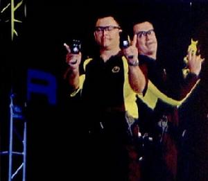 泰瑟職員進行演示